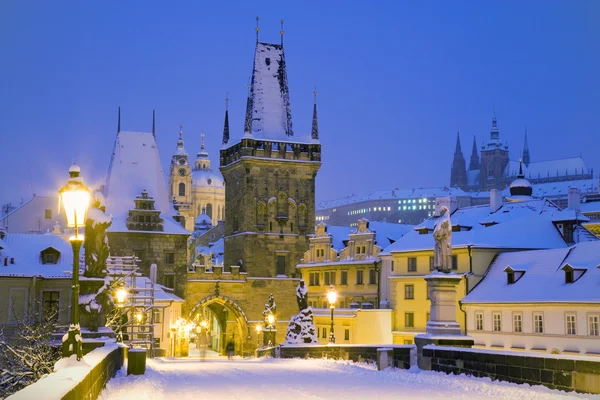 Inverno Charles bridge, Praga (UNESCO), República Checa, Europa — Fotografia de Stock