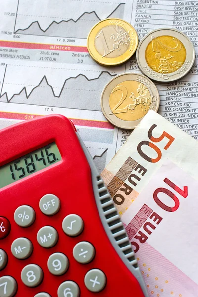 Monedas de euro y calculadora de bolsillo — Foto de Stock
