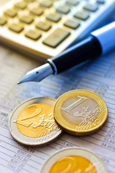 Monedas de euro y calculadora de bolsillo —  Fotos de Stock