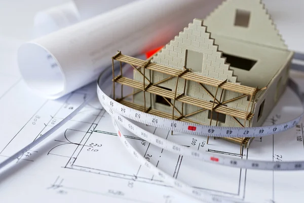 New model house on architecture blueprint plan at desk — Stock Photo, Image