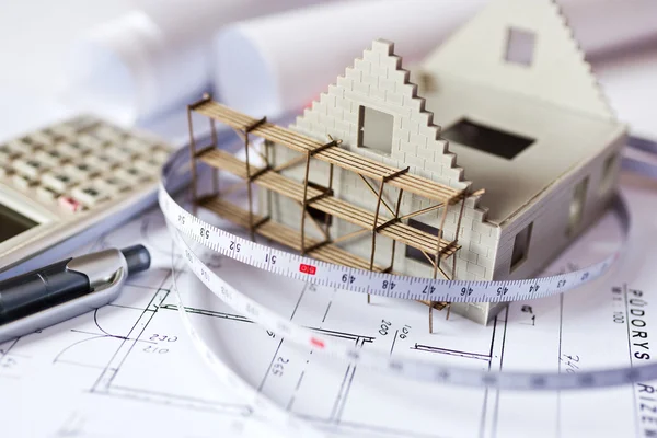 New model house on architecture blueprint plan at desk — Stock Photo, Image