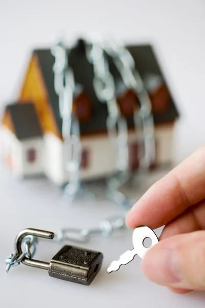 Family house and metallic chain as a protection - key lock secur — Stock Photo, Image