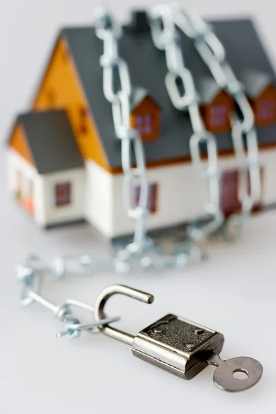 Family house and metallic chain as a protection - key lock secur — Stock Photo, Image