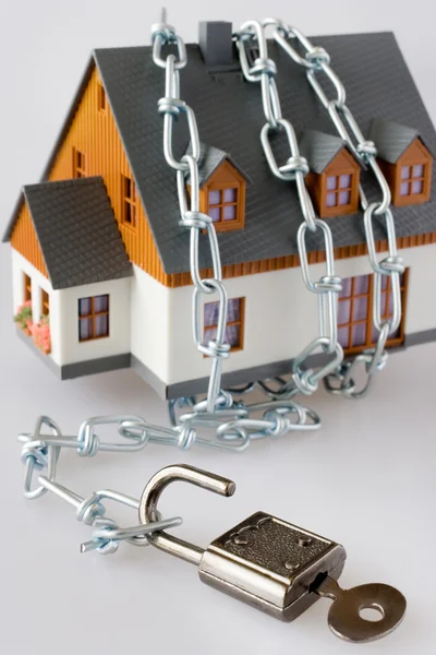 Dom rodzinny i metalowe łańcucha jako ochrona - blokady secur — Zdjęcie stockowe