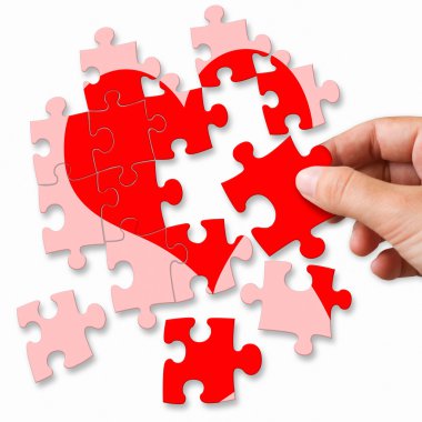 puzzle parçaları tarafından yapılan kırmızı kırık kalp