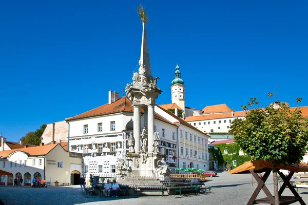 Castillo y plaza principal, ciudad Mikulov, Moravia del Sur, repub checo — Foto de Stock