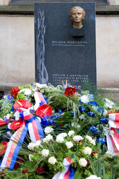 Dr. Milada Horáková pomník Slavín, národní hřbitov, Vyseh — Stock fotografie