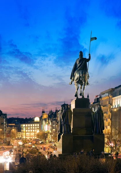 St. Wensceslas staty på Wenceslas square, nya staden i Prag, Tjeckien. — Stockfoto