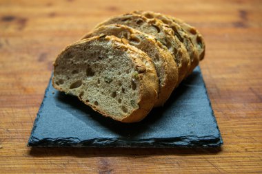 Kahvaltıda taze ve lezzetli bir ekmek ve krema.