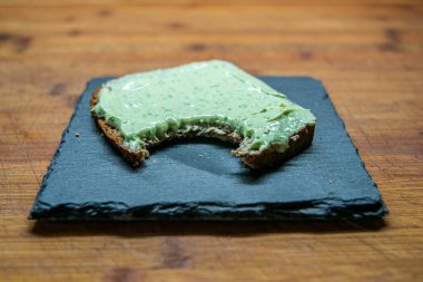 Kahvaltıda taze ve lezzetli bir ekmek ve krema.