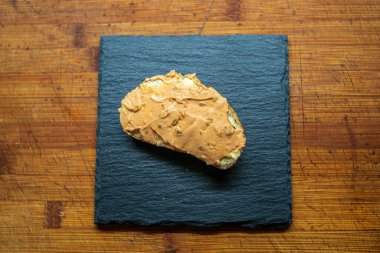 Kahvaltıda taze ve lezzetli bir ekmek ve krema.