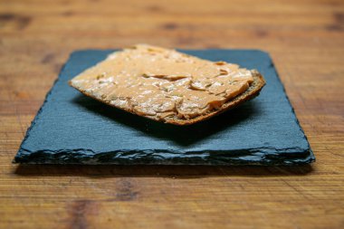 Kahvaltıda taze ve lezzetli bir ekmek ve krema.