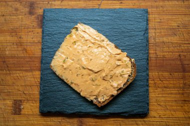 Kahvaltıda taze ve lezzetli bir ekmek ve krema.