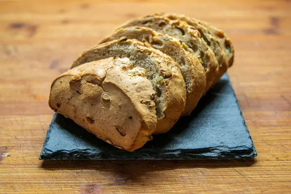 Kahvaltıda taze ve lezzetli bir ekmek ve krema.