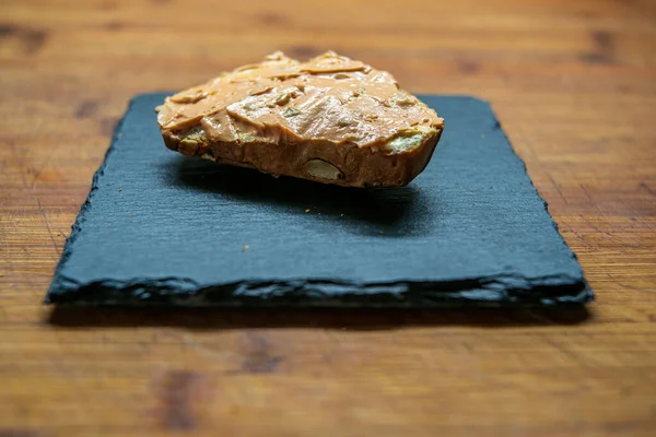 Een Heerlijk Vers Brood Met Kruidenroom Voor Het Ontbijt — Stockfoto
