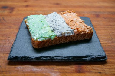 Kahvaltı için kremalı taze ekmek.