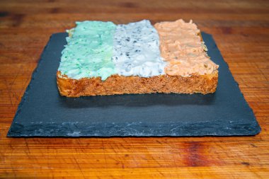 Kahvaltı için kremalı taze ekmek.