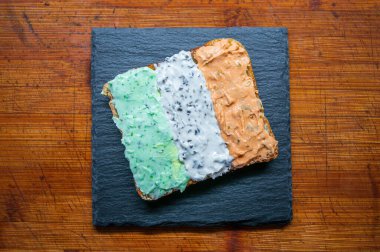 Kahvaltı için kremalı taze ekmek.