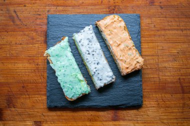 Kahvaltı için kremalı taze ekmek.