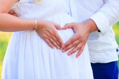 kalp bekleyen anne karnına elinden