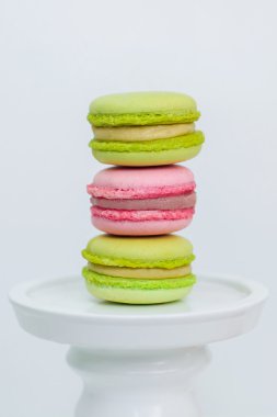 Beyaz bir kaide üzerinde acıbadem kurabiyesi