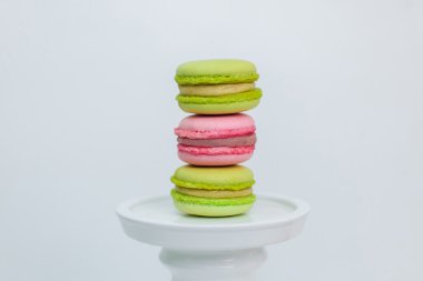 Beyaz bir kaide üzerinde acıbadem kurabiyesi