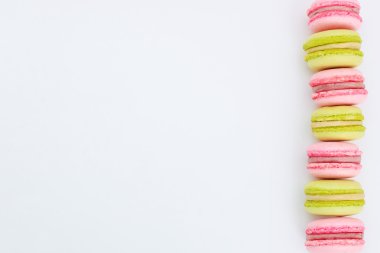 badem kurabiyesi beyaz arkaplanda izole edilmiş