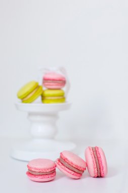 Beyaz bir kaide üzerinde acıbadem kurabiyesi