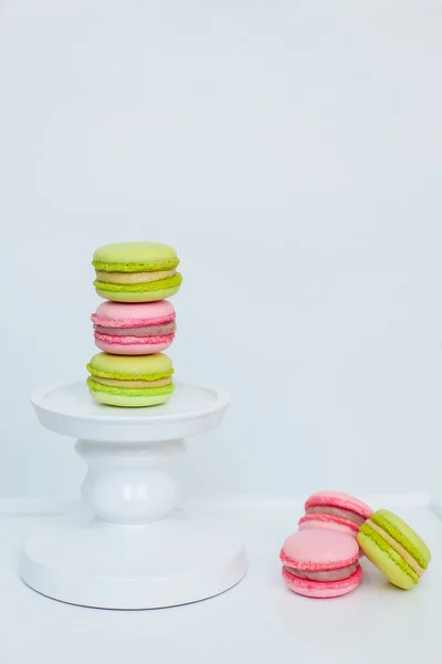 Macaron sur un piédestal blanc — Photo