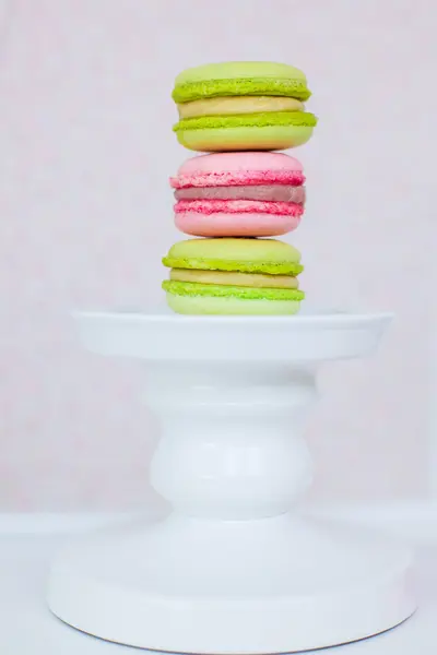 Macaron sur un piédestal blanc — Photo