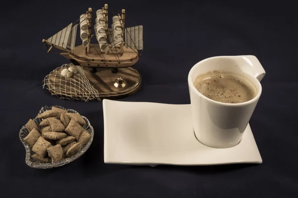 Bir fincan çay ve tatlı.