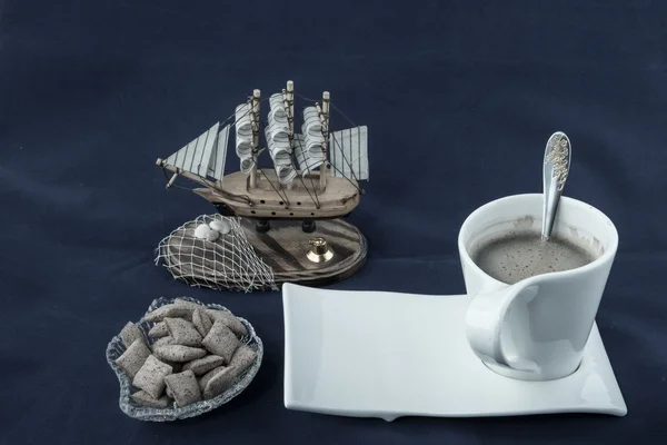 Bir fincan çay ve tatlı.