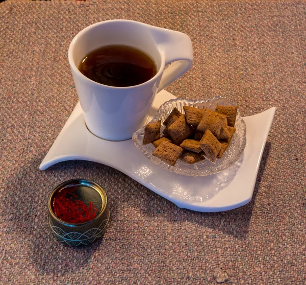 Bir fincan çay ve tatlı.