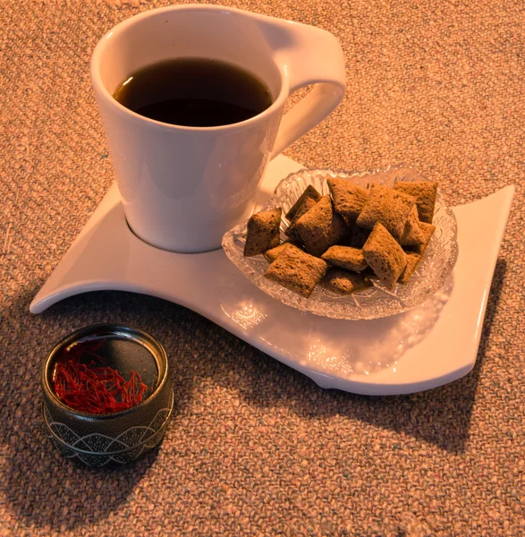 Bir fincan çay ve tatlı.