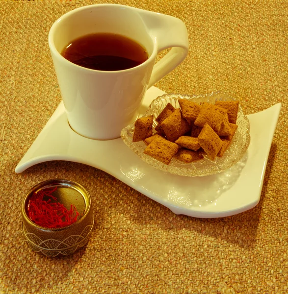 Bir fincan çay ve tatlı.
