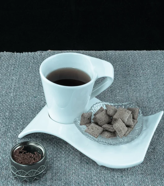 Bir fincan çay ve tatlı.