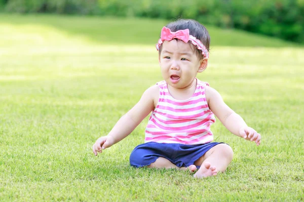 Crying baby in the field — Stock Photo, Image