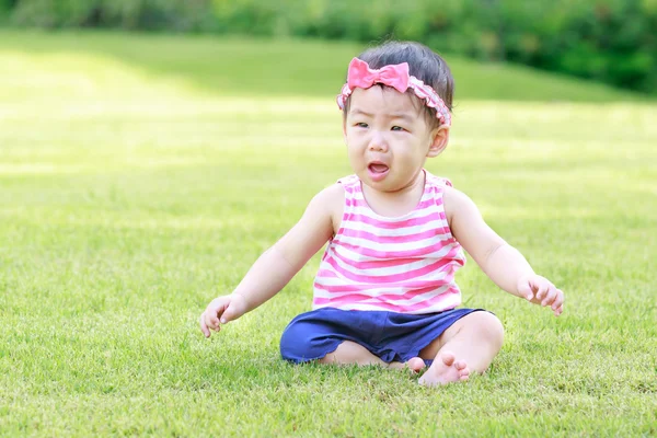 Pleurer bébé dans le champ — Photo