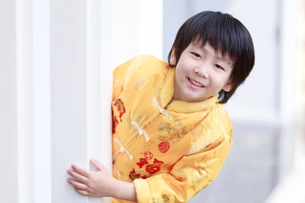 Garçon en costume chinois — Photo