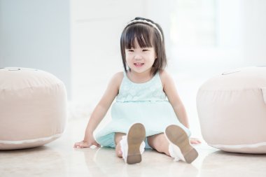 Küçük Asyalı kız yere oturmak