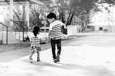 Asyalı çocuk ve kız yürüyüş