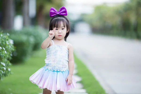 Little asian girl point the finger — Stock Photo, Image