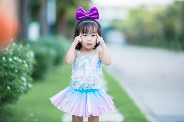 Little asian girl point finger to the eyes — Stock Photo, Image