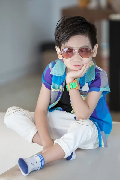 Pequeño asiático chico con gafas de sol —  Fotos de Stock