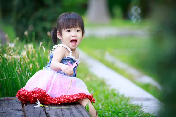 Petite fille asiatique dans le jardin — Photo