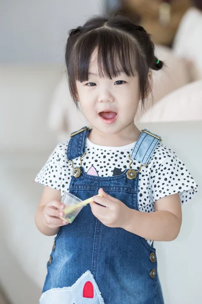 Petite asiatique fille sourire — Photo