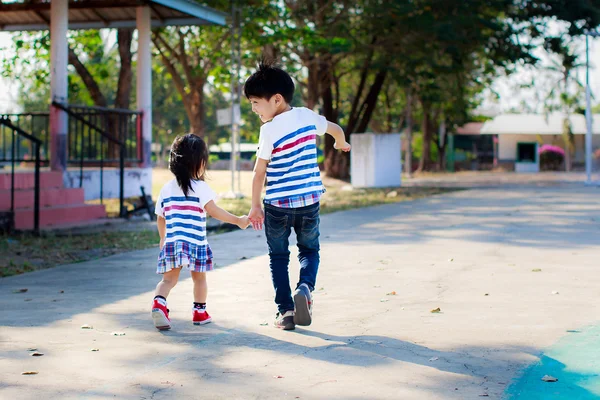 Asiatico fratello e sorella walking — Foto Stock