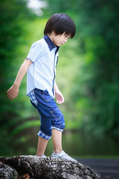 Pequeño asiático chico en la roca —  Fotos de Stock