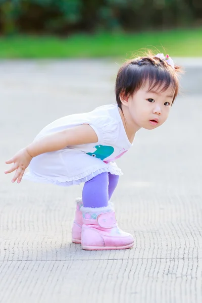 Little asian girl look something — Stock Photo, Image