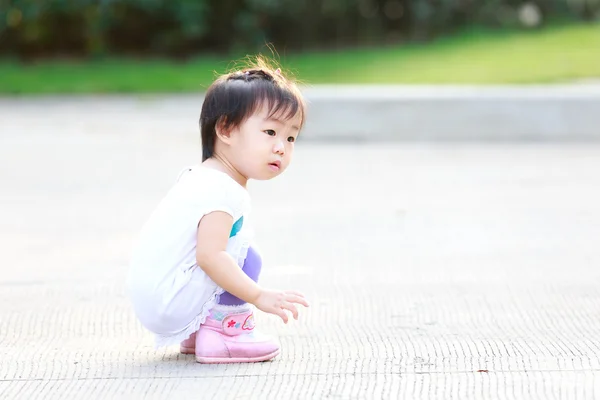 Маленька азіатська дівчинка щось виглядає — стокове фото